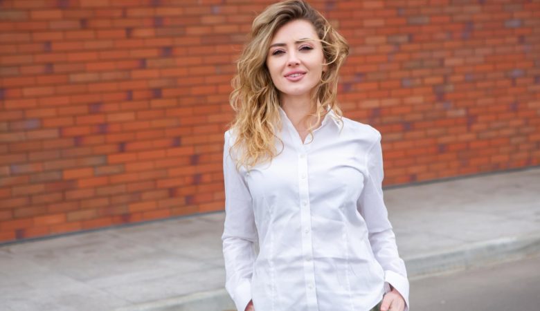 Chemise ou blouse : deux essentiels incontournables du dressing féminin