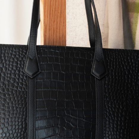 Tendances 2025 pour les tenues de cérémonies femme : élégance, couleurs et matières en vedette !