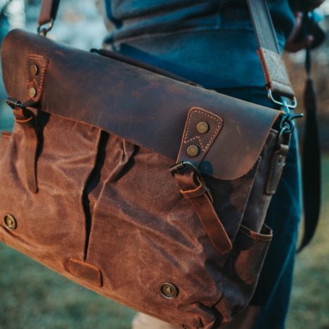 Tendances 2025 pour les tenues de cérémonies femme : élégance, couleurs et matières en vedette !